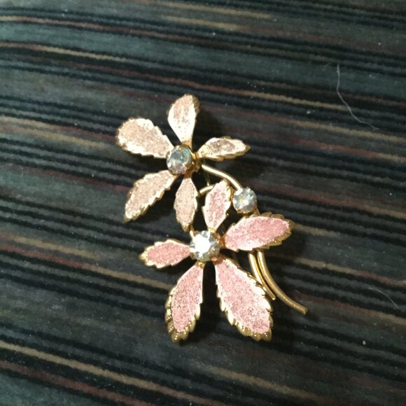 Lot of vintage brooches, clip on earrings and a couple necklaces different sizes - Picture 9 of 16